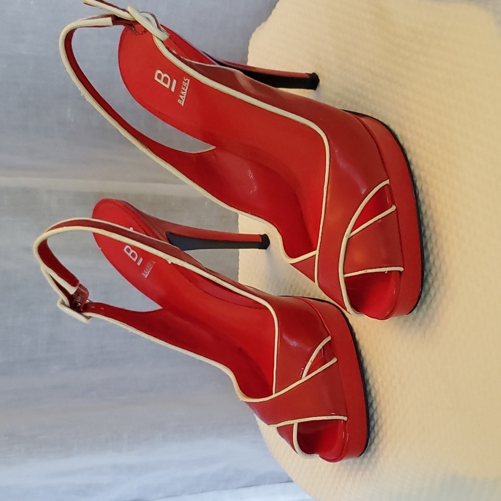 Vintage Bakers size 6 red heels